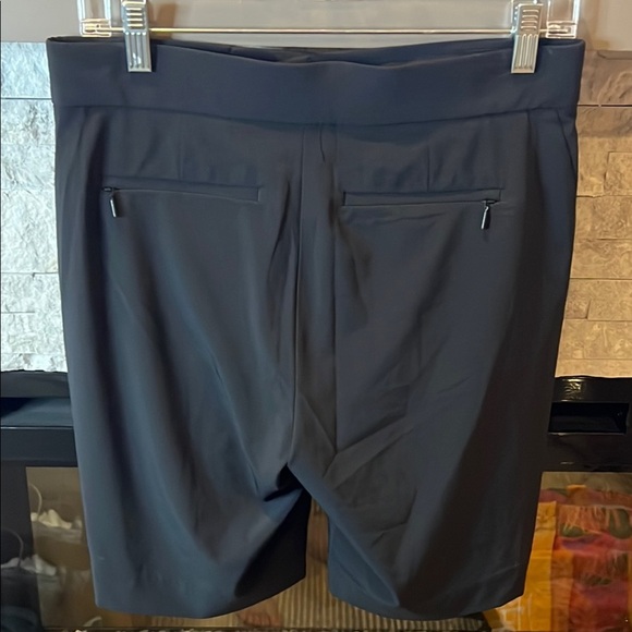 Athleta Black Shorts with 5 pockets, 3 zippered size 2 - Picture 8 of 12
